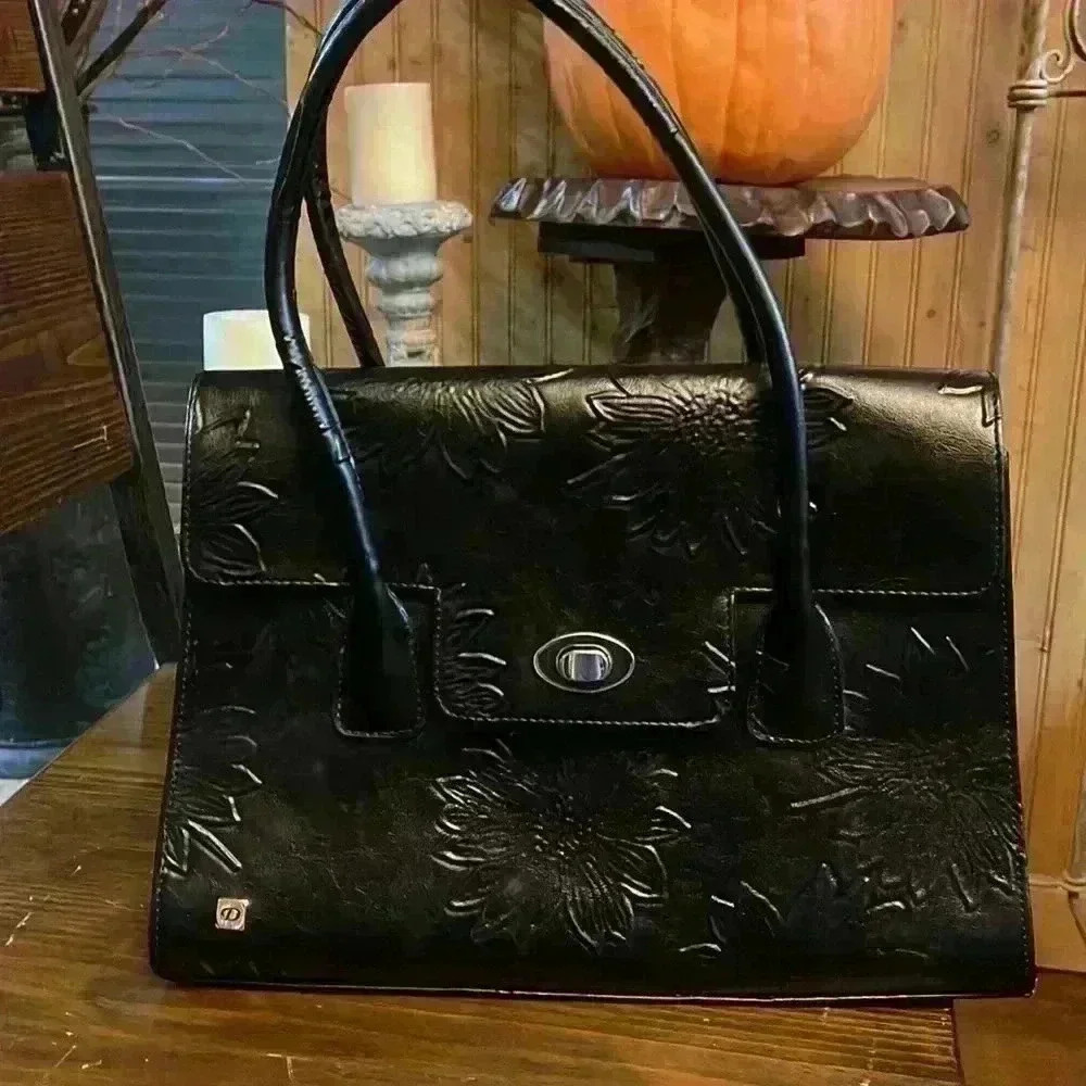 Diva black woman’s handbag.